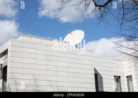 Berlin, Allemagne. 28th mars 2023. Ambassade de la République islamique d'Iran à Berlin, située à Podbielskiallee, sur 28 mars 2023. Depuis les manifestations en Iran, les agences de sécurité en Allemagne ont remarqué une intensification de l'espionnage par les services de renseignement iraniens de membres de l'opposition iranienne vivant en Allemagne. En outre, l'Office fédéral allemand pour la protection de la Constitution a signalé des signes de liens avec les gardes révolutionnaires iraniens parmi 160 personnes ayant des liens avec l'Allemagne. (Photo de Michael Kuenne/PRESSCOV/Sipa USA) crédit: SIPA USA/Alay Live News Banque D'Images