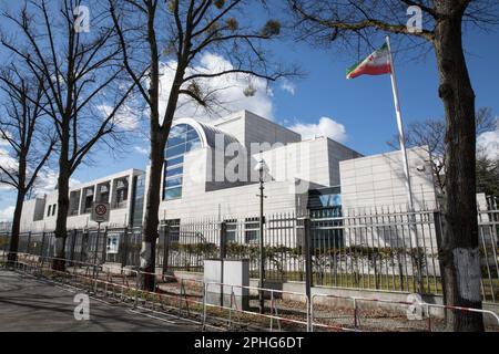 Berlin, Allemagne. 28th mars 2023. Ambassade de la République islamique d'Iran à Berlin, située à Podbielskiallee, sur 28 mars 2023. Depuis les manifestations en Iran, les agences de sécurité en Allemagne ont remarqué une intensification de l'espionnage par les services de renseignement iraniens de membres de l'opposition iranienne vivant en Allemagne. En outre, l'Office fédéral allemand pour la protection de la Constitution a signalé des signes de liens avec les gardes révolutionnaires iraniens parmi 160 personnes ayant des liens avec l'Allemagne. (Photo de Michael Kuenne/PRESSCOV/Sipa USA) crédit: SIPA USA/Alay Live News Banque D'Images