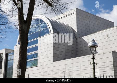 Berlin, Allemagne. 28th mars 2023. Ambassade de la République islamique d'Iran à Berlin, située à Podbielskiallee, sur 28 mars 2023. Depuis les manifestations en Iran, les agences de sécurité en Allemagne ont remarqué une intensification de l'espionnage par les services de renseignement iraniens de membres de l'opposition iranienne vivant en Allemagne. En outre, l'Office fédéral allemand pour la protection de la Constitution a signalé des signes de liens avec les gardes révolutionnaires iraniens parmi 160 personnes ayant des liens avec l'Allemagne. (Photo de Michael Kuenne/PRESSCOV/Sipa USA) crédit: SIPA USA/Alay Live News Banque D'Images