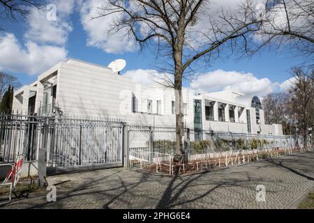 Berlin, Allemagne. 28th mars 2023. Ambassade de la République islamique d'Iran à Berlin, située à Podbielskiallee, sur 28 mars 2023. Depuis les manifestations en Iran, les agences de sécurité en Allemagne ont remarqué une intensification de l'espionnage par les services de renseignement iraniens de membres de l'opposition iranienne vivant en Allemagne. En outre, l'Office fédéral allemand pour la protection de la Constitution a signalé des signes de liens avec les gardes révolutionnaires iraniens parmi 160 personnes ayant des liens avec l'Allemagne. (Photo de Michael Kuenne/PRESSCOV/Sipa USA) crédit: SIPA USA/Alay Live News Banque D'Images