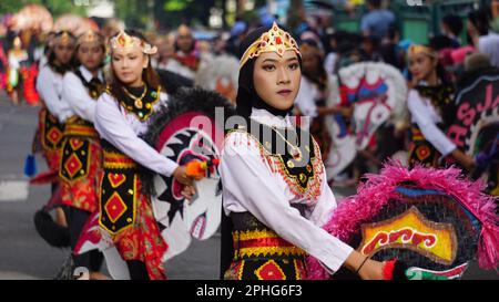 Indonésien exécutant la danse Jaranan (kuda tumping, kuda kepang). Cette danse est de Java Banque D'Images