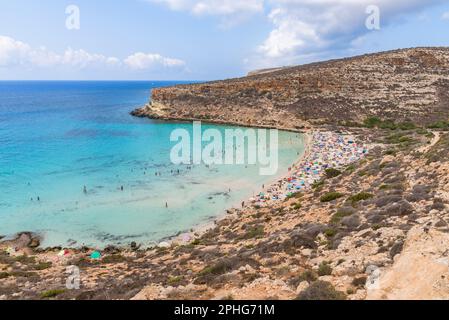 Isola dei Conigli (île de Rabbit) et sa belle plage d'eau de mer turquoise. Lampedusa, Sicile, Italie. Banque D'Images