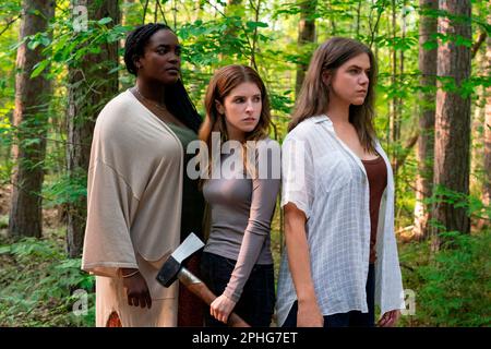 ANNA KENDRICK, WUNMI MOSAIKU et KANIEHTIIO HORN à ALICE, DARLING (2022), dirigé par MARY NIGHY. Credit: Babe Nation films / Album Banque D'Images