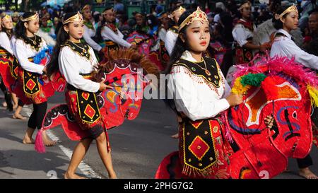 Indonésien exécutant la danse Jaranan (kuda tumping, kuda kepang). Cette danse est de Java Banque D'Images