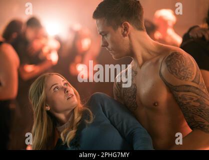 VIRGINIA GARDNER et AUSTIN NORD dans UNE BELLE CATASTROPHE (2023), dirigé par ROGER KUMBLE. Crédit: TENSION PHOTOS / Album Banque D'Images