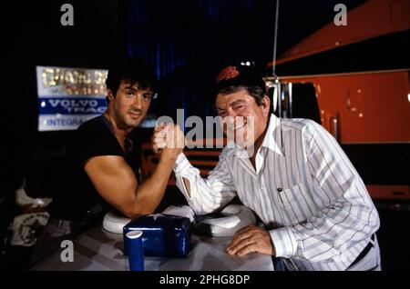 SYLVESTER STALLONE et MENAHEM GOLAN au SOMMET (1987), dirigé par MENAHEM GOLAN. Crédit: WARNER BROS. / Album Banque D'Images