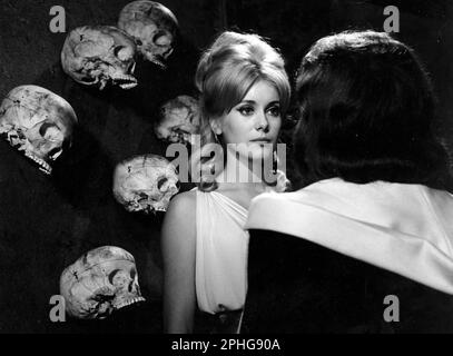 CATHERINE DENEUVE en VICE ET VERTU (1963) -titre original: LE VICE et LA VERTU-, réalisé par ROGER VADIM. Crédit : FILMS / Album TRIANON Banque D'Images