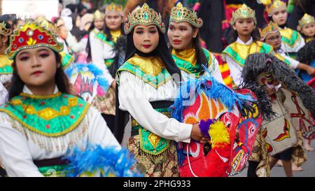 Indonésien exécutant la danse Jaranan (kuda tumping, kuda kepang). Cette danse est de Java Banque D'Images