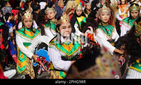 Indonésien exécutant la danse Jaranan (kuda tumping, kuda kepang). Cette danse est de Java Banque D'Images