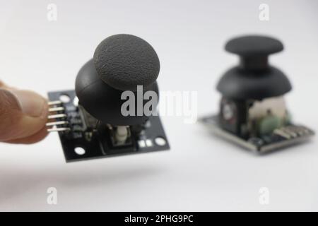 Module de joystick avec commande à deux axes utilisé pour réaliser des projets électroniques tenus à la main Banque D'Images