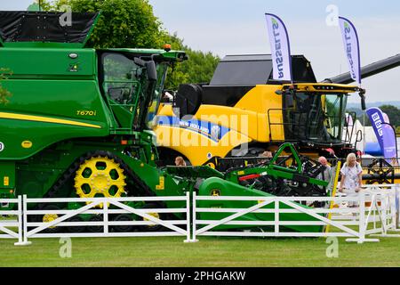 Exposition de machines agricoles (2 deux moissonneuses-batteuses fixes) et échange lors d'un événement promotionnel - Great Yorkshire Show 2022, Harrogate, Angleterre, Royaume-Uni. Banque D'Images