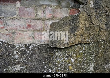 Mur de briques rendu avec un ciment dur qui craque et tombe Banque D'Images