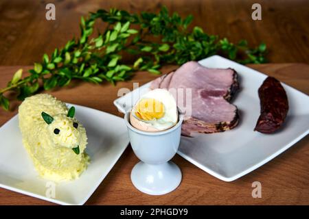 Des plats traditionnels pour le petit-déjeuner de Pâques et de l'agneau au beurre sur une table en bois en Pologne Banque D'Images
