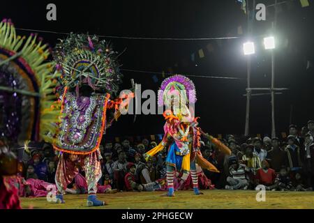 Purulia, Bengale-Occidental, Inde - 23rd décembre 2015 : danse Chhau ou danse Chhou. Patrimoine culturel immatériel de l'humanité de l'UNESCO. Danseur masculin masqué. Banque D'Images