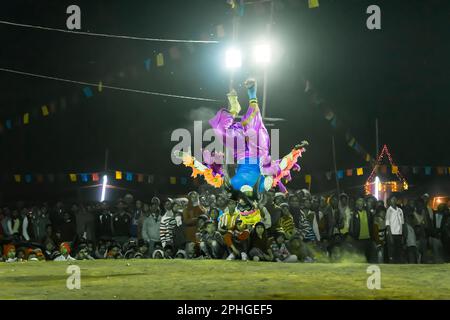 Purulia, Bengale-Occidental, Inde - 23rd décembre 2015 : danse Chau ou danse Chhou de Purulia. Patrimoine culturel immatériel de l'humanité de l'UNESCO. Banque D'Images