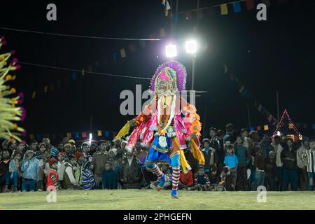 Purulia, Bengale-Occidental, Inde - 23rd décembre 2015 : danse Chhau ou danse Chhou. Patrimoine culturel immatériel de l'humanité de l'UNESCO. Danseur masculin masqué. Banque D'Images