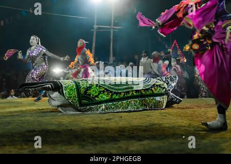 Purulia, Bengale-Occidental, Inde - 23rd décembre 2015 : danse Chau ou danse Chhou de Purulia. Patrimoine culturel immatériel de l'humanité de l'UNESCO. Banque D'Images