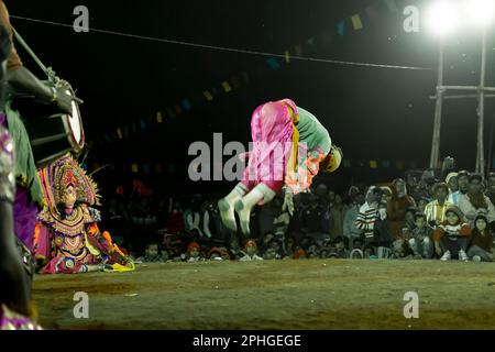 Purulia, Bengale-Occidental, Inde - 23rd décembre 2015 : danse Chau ou danse Chhou de Purulia. Patrimoine culturel immatériel de l'humanité de l'UNESCO. Banque D'Images