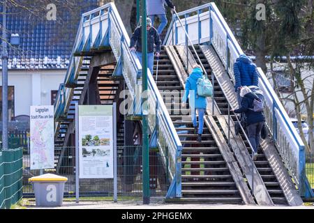 Plau am See, Allemagne. 28th mars 2023. Les touristes se promènaient au-dessus de l'écluse de l'Elde, au-dessus du Plauer Hühnerledder (échelle de poulet). Jusqu'à ce qu'il soit soufflé en 1945, le pont au-dessus de l'écluse était un pont de balancement. Lorsqu'il a été reconstruit, il a été construit comme un pont surélevé avec des rebords cloués au lieu de marches. La petite ville sur la voie navigable Müritz-Elde est un "centre de santé climatique reconnu" et se trouve au milieu du quartier des lacs de Mecklembourg. Les villes et villages du district de Mecklembourg Lake se préparent pour le début de la saison de vacances à EA Credit: dpa/Alamy Live News Banque D'Images
