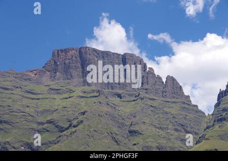 Cathkin Peak dans la réserve naturelle de Monks Cowl, Drakensberg. Un sommet qui fait partie de l'une des chaînes de montagnes les plus emblématiques d'Afrique du Sud. Banque D'Images