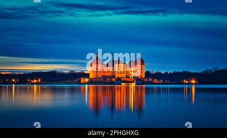 Château de Moritzburg au crépuscule en Saxe, Allemagne Banque D'Images