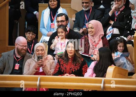 Édimbourg, Écosse, Royaume-Uni. 28th mars 2023. PHOTO : la femme de Humza Yousaf, Nadia El-Nakla et leur famille ont été vues dans la galerie de la Chambre au fur et à mesure du vote et des discours. Humza Yousaf MSP est élu prochain Premier ministre d'Écosse. Crédit: Colin D Fisher/CDFIMAGES.COM crédit: Colin Fisher/Alay Live News Banque D'Images