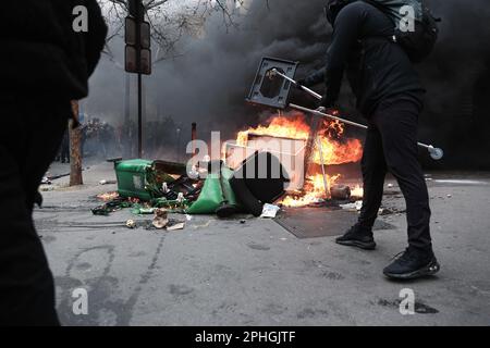 Paris, France. 28th mars 2023. Un bloc noir proteste devant les déchets brûlants pour protester contre la réforme des retraites. A l'appel de l'inter-Union, une neuvième journée de mobilisation contre le projet de réforme des pensions se tient ce mardi à Paris, à partir de la place de la République, sur 28 mars 2023 à Paris, France. Photo de Christophe Michel/ABACAPRESS.COM crédit: Abaca Press/Alay Live News Banque D'Images