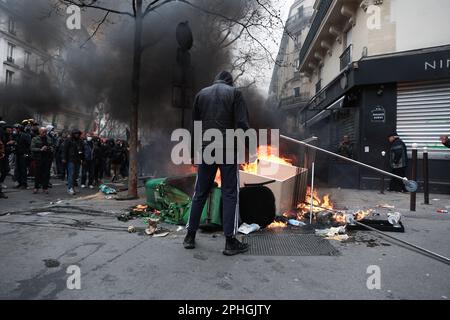 Paris, France. 28th mars 2023. Un bloc noir proteste devant les déchets brûlants pour protester contre la réforme des retraites. A l'appel de l'inter-Union, une neuvième journée de mobilisation contre le projet de réforme des pensions se tient ce mardi à Paris, à partir de la place de la République, sur 28 mars 2023 à Paris, France. Photo de Christophe Michel/ABACAPRESS.COM crédit: Abaca Press/Alay Live News Banque D'Images