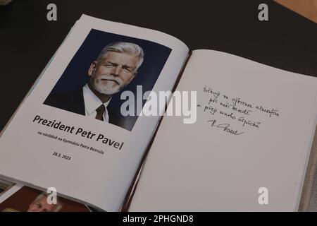 Frydek Mistek, République tchèque. 28th mars 2023. Le président tchèque Petr Pavel n'envisage pas de se rendre à Taïwan, car cela menacerait inutilement le commerce avec la Chine et les intérêts des entreprises tchèques, a déclaré lors d'une réunion avec des lycéens locaux dans le cadre de son séjour de deux jours dans la région de Moravie-Silésie à Frydek Mistek, en République tchèque, au 28 mars 2023. Crédit : Petr Sznapka/CTK photo/Alay Live News Banque D'Images