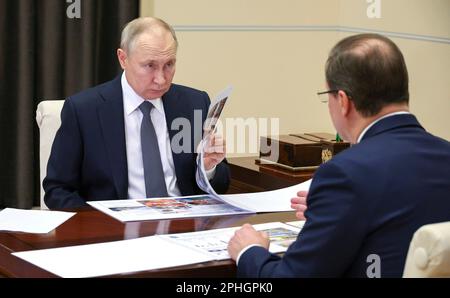 Novo-Ogaryovo, Russie. 28th mars 2023. Le président russe Vladimir Poutine tient une réunion de travail en face à face avec le gouverneur de la région de Samara, Dmitry Azarov, à droite, à la résidence présidentielle officielle de Novo-Ogaryovo, à 28 mars 2023, en dehors de Moscou, en Russie. Credit: Mikhail Klimentyev/Kremlin Pool/Alamy Live News Banque D'Images