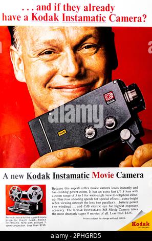 Publicité pour un caméscope et un projecteur Kodak Instamatic M6 8mm dans un magazine NatGeo, décembre 1966 Banque D'Images