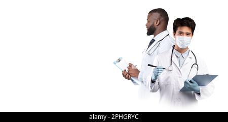 Deux médecins multiethniques avec des planches à découper dans les mains isolées sur fond blanc Banque D'Images