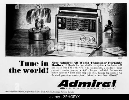 Publicité radio portable à transistor Admiral World dans un magazine NatGeo, mars 1966 Banque D'Images