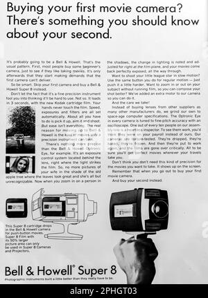 Publicité pour appareil photo Super 8 mm Bell & Howell dans un magazine NatGeo, mars 1966 Banque D'Images