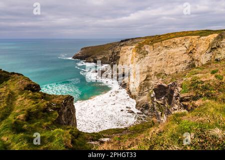 Vue sur la plage de Hole et les grottes de Trebarwith Strand, Tintagel, Cornwall, Royaume-Uni Banque D'Images