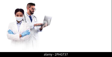 Publicité médicale. Deux médecins multiethniques en uniforme debout isolé sur fond blanc Banque D'Images