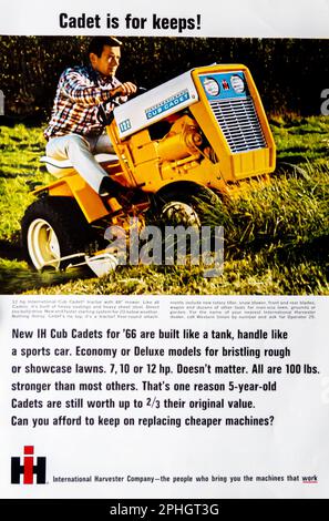 Entreprise internationale d'agriculture de récolte - annonce de tracteur IH Cub Cadet dans un magazine NatGeo, avril 1966 Banque D'Images