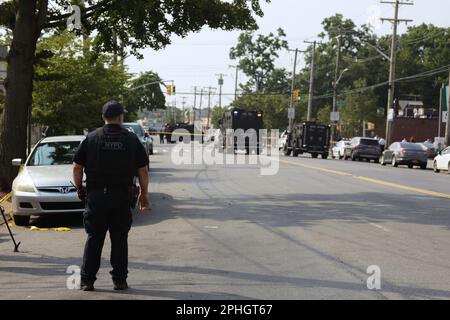 Bronx, NY - 8 juillet 2021- NYPD Officier du groupe d'intervention stratégique au blocus routier avec des véhicules de l'équipe de soupir et de la bombe répondant à un homme armé Banque D'Images