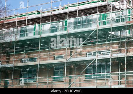 échafaudages et filets de sécurité sur le chantier de construction de nouveaux blocs de logements sociaux strandtown, est de belfast, irlande du nord, royaume-uni Banque D'Images