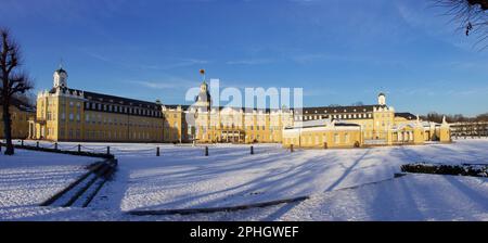 Karlsruhe, Allemagne - 12 février 2021 : vue panoramique sur le front du palais de Karlsruhe lors d'un après-midi d'hiver ensoleillé en Allemagne. Banque D'Images