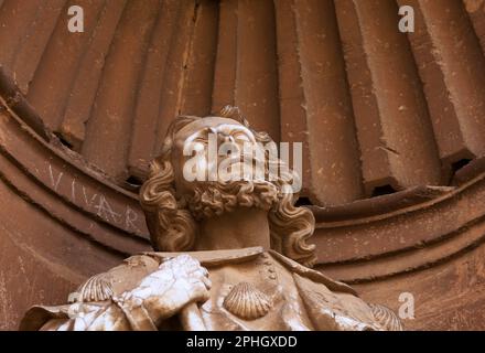 Photo en couleur sur la façade de ce bâtiment historique représentant un caractère, un animal ou une fleur. Situé à Calahorra, la Rioja, Espagne Banque D'Images