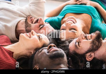 Multi-ethnies types et filles prenant le selfie couché sur le sol sur le campus - heureux style de vie amitié concept sur les jeunes multiculturels ayant Banque D'Images