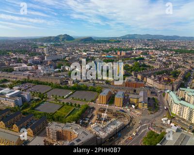 Vue aérienne du centre-ville historique de Leith, incluant Ocean terminal et Water of Leith, avec Holyrood Park à l'arrière, Leith à Édimbourg, Écosse, Royaume-Uni. Banque D'Images