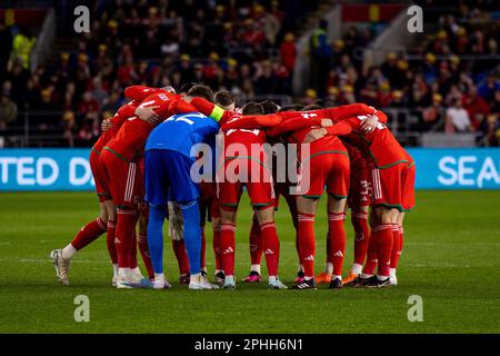 Cardiff, Royaume-Uni. 28/03/2023. Caucus de l'équipe du pays de Galles avant le début du match. Le pays de Galles contre la Lettonie dans un qualificateur de L'UEFA EURO 2024 au stade de Cardiff le 28th mars 2023. Crédit : Lewis Mitchell/Alay Live News Banque D'Images