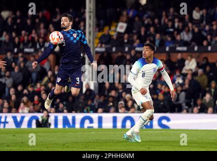 Jacob Ramsey en Angleterre et David Colina en Croatie lors du match international amical à Craven Cottage, Londres. Date de la photo: Mardi 28 mars 2023. Banque D'Images