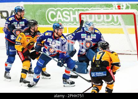 VŠxjš, Suède, 28 mars, 2023 quart de finale 7 VŠxjš Lakers - LuleŒ HF Vaxjo Lakers gagne de 2 à 1 et se qualifie ainsi pour la demi-finale. Credit: PEO Mšller/Alamy Live News Banque D'Images