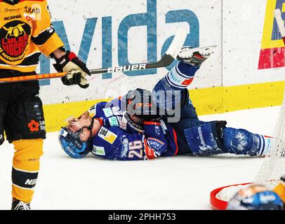 VŠxjš, Suède, 28 mars, 2023 quart de finale 7 VŠxjš Lakers - LuleŒ HF Vaxjo Lakers gagne de 2 à 1 et se qualifie ainsi pour la demi-finale. Credit: PEO Mšller/Alamy Live News Banque D'Images