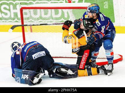 VŠxjš, Suède, 28 mars, 2023 quart de finale 7 VŠxjš Lakers - LuleŒ HF Vaxjo Lakers gagne de 2 à 1 et se qualifie ainsi pour la demi-finale. Credit: PEO Mšller/Alamy Live News Banque D'Images