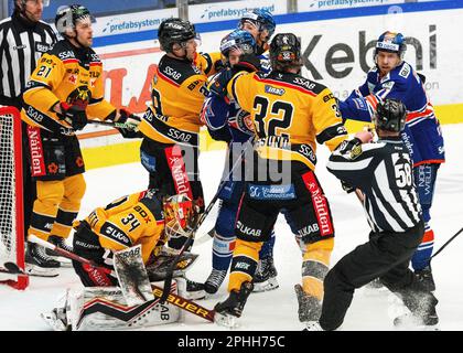 VŠxjš, Suède, 28 mars, 2023 quart de finale 7 VŠxjš Lakers - LuleŒ HF Vaxjo Lakers gagne de 2 à 1 et se qualifie ainsi pour la demi-finale. Credit: PEO Mšller/Alamy Live News Banque D'Images