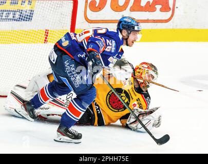 VŠxjš, Suède, 28 mars, 2023 quart de finale 7 VŠxjš Lakers - LuleŒ HF Vaxjo Lakers gagne de 2 à 1 et se qualifie ainsi pour la demi-finale. Credit: PEO Mšller/Alamy Live News Banque D'Images